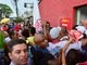 A chegada da taça na quadra da escola, localizada na zona norte de São Paulo, foi tumultuada devido ao grande número de pessoas