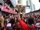 A chegada do troféu era aguardada por milhares de fãs e integrantes da escola, que estavam na quadra desde o início da tarde para acompanhar a <a href="http://entretenimento.r7.com/carnaval-2013/sao-paulo/acompanhe-a-apuracao-das-escolas-de-samba-de-sp-12022013#!/section/quadro-geral">apuração das notas</a>