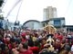 A chegada da taça de campeã à quadra da Mocidade Alegre foi dificultada pelo grande número de pessoas presentes. O troféu entrou na escola acompanhado da presidente da agremiação,&nbsp;Solange Bechara<br>