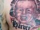 Não sabe nem tatuar um coração direito e se mete a tatuar um bebê...