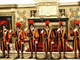 
O curioso uniforme da Guarda Suíça é um espetáculo à parte.
<br><br>Nas cores azul, amerelo e vermelho, o uniforme militar causa certa estranheza por ser um traje militar tão colorido<br><br>