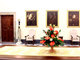 

O palácio é composto pela fusão dos edifícios do
palácio velho de Bento 12 e o palácio novo de Clemente 6 <br><br>Na foto um dos corredores do palácio decorado com flores e obras de arte<br><br>

