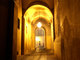 Acima uma visão do arco de Cortile di San Damaso<br>