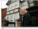 David Butler, de 69 anos, vendeu a casa da mãe, Margaret (foto), enquanto ela ainda morava lá. A senhora não sabia que sua casa havia sido vendida, até que ela foi despejada. Ela morava no imóvel de três quartos localizado em Bicester, em Oxfordshire, havia 62 anos