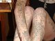 Tatuar as pernas e os braços, vá lá, mas o difícil deve ter sido pra ela tatuar a própria cara