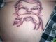 Outro tipo de tatuagem que a gente sempre vê por aqui é aquele tipo em que os pais resolvem homenagear seus filhos e ficam com desenhos bizarros na pele.<br><b><a href="http://noticias.r7.com/esquisitices/fotos/pais-homenageiam-filhos-com-tatuagens-bizarras-14022013">Veja aqui as tatuagens mais bizarras que pais já fizeram para lembrar de seus filhos</a>.</b><br>No final, eles acabam lembrando os filhos do seguinte: na hora de escolher um tatuador, procure referências e recomendações