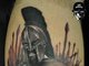 Várias das pessoas que vão ao estúdio aproveitam o conhecimento de Versago para representar ícones da cultura pop para tatuar seus personagens favoritos. Aqui a tatuagem do&nbsp;Rei Leonidas, do filme <i>300</i>