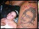 A tatuagem mais feia do mundo tem uma história bonita. Três meses depois de se casar com a mulher da foto, uma tragédia aconteceu na vida dessa família. A mulher morreu em incêndio em sua casa. O marido então decidiu fazer uma tatuagem. Acontece que o tatuador fez essa coisa horrível. O cara ainda tentou ir uma segunda vez ao estúdio para retoques, mas ficou pior. Então o marido desolado foi ao estúdio de Scott Versago para ver o que ele poderia fazer. Versago mostrou as opções e conseguiu salvar a tatuagem. E ainda fez isso de graça!&nbsp;