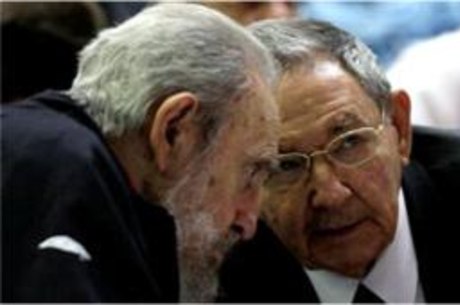 Raúl Castro, que foi reeleito neste domingo (24), ao lado do irmão Fidel Castro na Assembleia Nacional em Havana