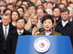 A nova presidente da Coreia do Sul afirmou nesta segunda-feira (25) que o teste nuclear realizado pela Coreia do Norte em meados de fevereiro ameaça a sobrevivência do povo coreano, mas prometeu uma política de compromisso com Pyongyang "passo a passo"