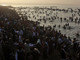 Devotos indianos mergulham na confluência entre os rios Ganges, Yamuna e Saraswati, durante o festival Maha Kumbh. Milhares de peregrinos hindus participam do festival, uma das maiores festas religiosas do mundo