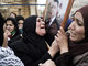 Milhares de palestinos indignados participam nesta segunda-feira no distrito de Hebron do enterro de Arafat Yaradat, cuja morte em uma prisão israelense no sábado desencadeou uma onda de protestos por toda a Cisjordânia
