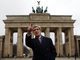 Secretário de Estado norte-americano, John Kerry, gesticula enquanto é fotografado em frente ao Portão de Brandemburgo, em Berlim. Além de Berlim, Kerry visitará Paris, Roma, Ancara, Cairo, Riad, Abu Dhabi e Doha