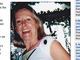 Jennifer Mills-Westley (foto) foi brutalmente assassinada pelo búlgaro Deyan Deyanov, dentro de um supermercado.<br><br>A senhora de 60 anos morreu decapitada, após receber uma série de facadas em 20 de fevereiro deste ano.<br><br>Segundo
 o tablóide Daily Mail, um casal de turistas britânicos, que visitava as
 Ilhas Canárias, <a href="http://noticias.r7.com/internacional/fotos/bulgaro-e-julgado-por-decapitar-senhora-de-60-anos-dentro-de-supermercado-21022013">testemunhou o crime</a>. Eles descreveram Deyanov, no 
momento em que atacava Jennifer, como um ser "imundo, selvagem e [que] não 
possuia
mais uma aparência humana"