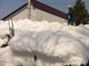 

Casa na cidade e vilarejos
próximos estão embaixo de montes brancos e correm o risco de serem danificados
pelo peso da neve