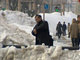 

Mas a situação piora quando
se sai da cidade. Na região mais alta, os montes de neve ficam mais altos que
ônibus