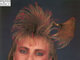 Os anos 80 não passaram — estão escondidos nesse penteado!