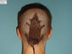 Cortar o cabelo é uma coisa complicada. Algumas vezes, o barbeiro corta muito. Em outras, ele corta pouco. O site Heavy.com separou alguns casos em que era melhor ter passado a máquina zero e ficado careca de vez. Tipo esse cara que desenhou um rato na cabeça: pelo menos, o rabicho ficou maneiro!