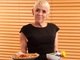 Depois da cirurgia, ela fico tão má nutrida e perto de morrer que os médicos prescreveram o seguinte remédio: comer o máximo que conseguisse<br>