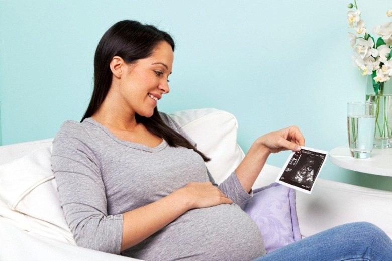 O
feto começa a se mexer dentro da barriga da mãe por volta da 10ª semana de gestação.
Porém, a mulher não o sentirá ainda. A grande maioria das mamães vai perceber
os primeiros movimentos por volta da 18ª semana de gravidez e os descreverá
como cócegas internas, uma bolinha mexendo ou algo leve andando na barriga.
Isso porque no começo a mãe não sente exatamente o bebê, mas sim as “ondas” que
o líquido amniótico faz quando o pequeno se mexeAssista à Record onde e quando quiser