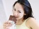 

Amantes de chocolates têm bebês mais tranquilos? De
acordo com um estudo realizado na Finlândia, mulheres que comem chocolate
durante a gravidez contribuem para o desenvolvimento do feto. Isso ocorre
porque ao ingerir o chocolate, a endorfina é liberada no cérebro e, com isso, há uma redução da
produção de hormônios do estresse, deixando o bebê menos 'temperamental'&nbsp;