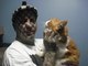 Se você acha que isso foi pouco, saiba que ele tatuou também sua genitália e foi deste modo que ele se colocou novamente nos braços da morte.&nbsp;<br><br><br>— Acidentalmente, eu me sentei em fezes de gato no meu apê e ela entrou dentro do machucado em cicatrização no testículo. Ficou tão infecionado que meus testículos foram empurrados para dentro do meu corpo e eu tive que ser internado e minha bolsa escrotal teve que ser drenada&nbsp;<br>