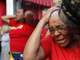 Senhora se desespera ao descobrir que Hugo Chávez morreu. O presidente venezuelano ficou 14 anos no poder!