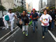Oposicionistas que faziam protesto para saber a verdade sobre a saúde de Chávez correm depois de ouvirem a notícia da morte do presidente