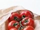 Estudos sugerem que comer frutas vermelhas diminui a incidência de
doenças prostáticas. No tomate, por exemplo, encontra-se o licopeno, uma
substância que funciona como um escudo que protege o organismo e dificulta o
desenvolvimento do câncer