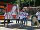 Amigos e familiares de Mércia foram ao local onde Mizael está sendo julgado com faixas e cartazes em que clamam por justiça. <A href="http://noticias.r7.com/sao-paulo/grupo-protesta-contra-morte-de-mercia-nakashima-na-porta-do-forum-de-guarulhos-12032013">Manifestantes também estão por lá</A><BR>