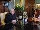 Mas o ponto máximo de confronto com Cristina veio com a lei do casamento entre pessoas
do mesmo sexo. <br><br>Bergoglio
se posicionou firmemente contra o casamento gay e fez forte oposição ao
projeto, que mais tarde se tornou uma realidade.
<br><br>
A presidente chegou a declarar que se preocupava com o tom do discurso de
Bergoglio. Segundo ela, o tema era visto por ele “como uma questão religiosa, moral e
como uma ameaça à ordem da natureza, quando na verdade o que estamos fazendo é
olhar para uma questão que já é realidade”