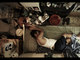 A ONG de Hong Kong Society for Community Organization (SoCO) divulgou uma série de fotos que mostra residências minúsculas e seus moradores. Hong Kong, onde as fotos foram feitas, tem uma das maiores densidades populacionais do mundo, com 6.300 pessoas por quilômetro quadrado. Acima, um morador de uma favela de Hong Kong