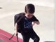 O vídeo, que tem menos de um minuto, mostra que o garoto é
capaz de caminhar com a ajuda de uma bengala. A alegria de Gavin é tão grande
que ele exclama: “posso fazer isso!”