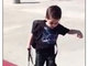 Os pais de Gavin, da Califórnia, compartilharam um vídeo no
YouTube do menino andando pela primeira vez. Além de mostrar seu impressionante
progresso, a atitude teve como objetivo levar esperança para as famílias de
crianças que sofrem com o mesmo problema