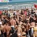Spring break: Universit&aacute;rios perdem a linha em festa na praia ...