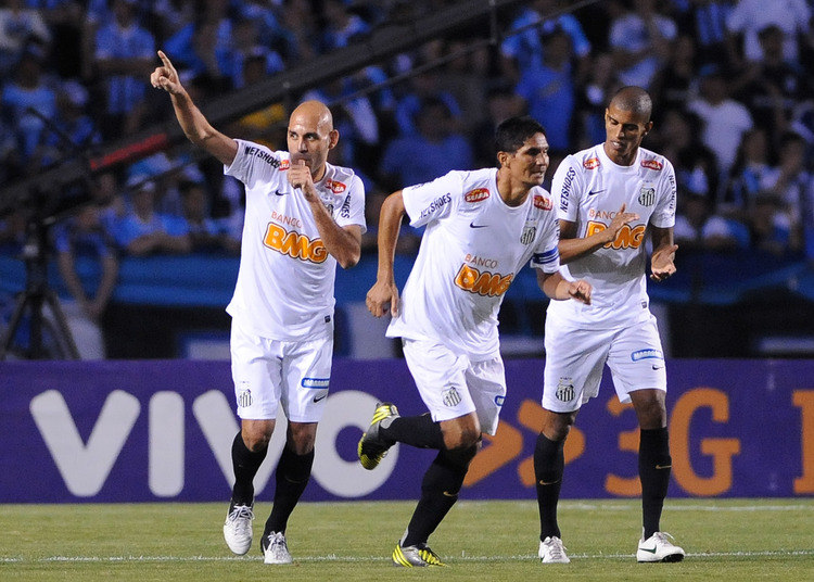 Um dos queridinhos de Muricy Ramalho no Santos, Durval foi convocado por Mano Menezes para a disputa do Superclássico das Américas. Durante o confronto contra a Argentina, o zagueiro se destacou, não comprometeu, mas depois nunca mais foi lembrado pelo treinador 