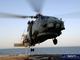  Helicóptero SH-60B Seahawk aterrissa no convés do destróier USS McCampbell no dia 4 de março