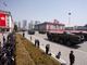 <b>1 – Hwasong 5:</b> é um dos mísseis operacionais de curto
alcance da Coreia do Norte. Pode atingir alvos a até 300 km de distância.
Carrega uma única ogiva que pode ser química ou de submunições<br><br><b>2 - Hwasong 6:</b> versão melhorada do Hwasong 5, é considerado
também de curto alcance, com capacidade de chegar a 500 km. Até 400 deles podem
ter sido exportados para Cuba, Irã, Iraque, Síria, Vietnã e Iêmen. No entanto,
a informação não é confirmada.<br><br>Na imagem acima, mísseis Hwasong são expostos durante desfile, na Coreia do Norte, em 2012