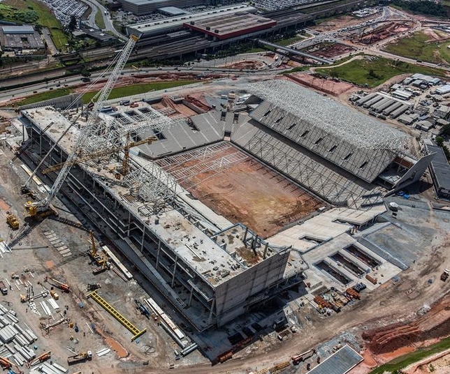 O estádio, que vai custar cerca de R$ 820 milhões, deve ser entregue em dezembro de 2013, atendendo ao cronograma da Fifa para as arenas que sediarão o Mundial