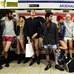 Manifestantes sem cal&ccedil;as combatem mau- humor no metr&ocirc;! - Fotos ...