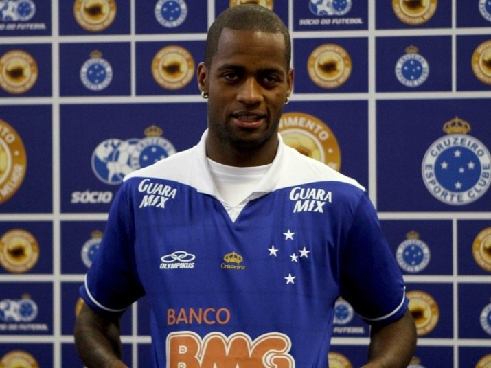 

O Cruzeiro inovou e apresentou o “mito” Dedé em um
supermercado. O zagueiro é o mais novo reforço da Raposa e chega ao clube
celeste a peso de ouro. Apesar de todo o evento para mostrar o jogador, a estreia pode não acontecer tão cedo.Por causa das dívidas do Vasco com a Receita Federal, a Justiça bloqueou a transferência do zagueiro para o time mineiro. Entenda o caso