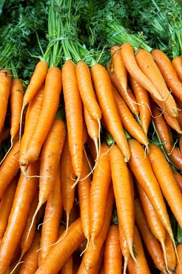 Durante as refeições, a pessoa também deve consumir frutas e legumes amarelos,
laranjas e vermelhos (cenoura, beterraba, mamão). Por conter caroteno, composto
da vitamina A, as propriedades antioxidantes agem na limpeza do organismo,
eliminando as toxinas. É importante consumir todos os dias nas refeições, pelo
menos, uma opção desses alimentos