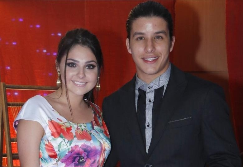 Marcela Barrozo e Ricky Tavares estão juntos desde que interpretaram os apaixonados Cacau e Wellington em Vidas em Jogo (Record). O casal mais fofo da Record não se larga e vive um romance cheio de amor fora das telinhasMarcela Barrozo e Ricky Tavares curtem balada com amiga