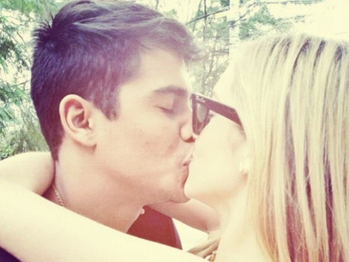 Em dezembro de 2011, Sophia assumiu o romance com Micael Borges, que era seu par romântico na novelinha teen. Os dois terminaram o romance um ano depoisCasal SoMic protagoniza cenas românticas antes da separação