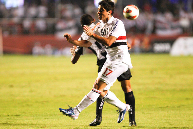 O São Paulo, de Osvaldo, também perdeu na partida de ida das oitavas de 
final da Libertadores: 2 a 1 para o Atlético-MG e agora se concentra na 
semifinal do Paulistão. Por ter feito melhor campanha na primeira fase, o
 time encara o Corinthians em seu estádio