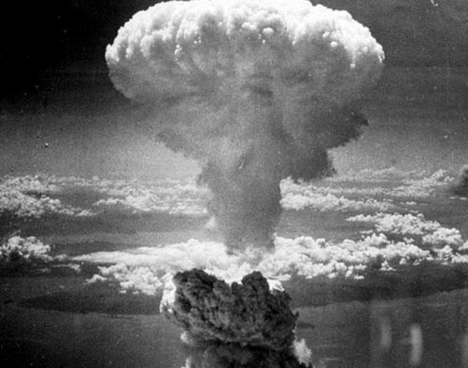 Guerra nuclear não quer dizer fim do mundo. Uma guerra nuclear poderia causar destruição sem precedentes, mas um número suficiente de indivíduos poderia sobreviver e, assim, permitir, que a espécie continueSaiba mais sobre o poder de destruição de uma bomba atômica