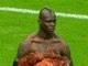 Balotelli, atacante da Itália, ficou famoso por fazer uma comemoração
 forçando os músculos na Eurocopa 2012. O jogador foi alvo de piadas por
 muito tempo e ainda é até hoje. Mestres do Photoshop fizeram novas 
brincadeiras com o polêmico jogador. Como nesta que o atleta aparece 
segurando um balde de frangos da franquia KFC. Clique aqui para ver outras montagens de internautas
Veja também: Solteiro, craque italiano se consola e compra Ferrari de R$ 625 mil