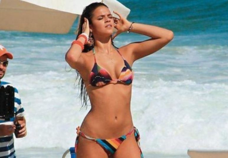 Na praia, Marquezine arrasa e faz muito sucesso com os banhistas