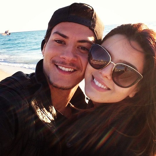 Arthur publicou esta imagem em sua conta no Instagram e se declarou para Gi.— Muito obrigado por ter entrado na minha vida! Por estar comigo em todos 
os momentos, por colocar todo dia um sorriso em mim pelo simples fato de
 ter você do meu lado! Obrigado por me fazer o cara mais feliz do mundo!
 Eu tenho certeza que esse é só o inicio de muita coisa que vem por 
ai!!! Vc não faz só parte da minha vida, vc é a minha vida!! Te amo, te 
amo, te amo, te amo!!! MTO!! Parabéns pra gente!!!