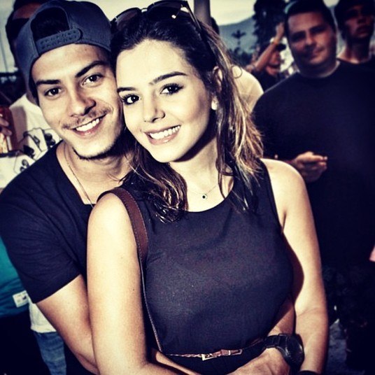 Depois foi a vez de Gi se declarar para o amado. Junto desta imagem, ela escreveu uma linda mensagem.— '.. É que não faz sentido caminhar sem dar a mão pra você..'.
 Hoje é dia nosso, dia feliz, dia de lembrar o quanto o destino foi bom 
em deixar nossa amizade virar sentimento, virar amor.. Obrigada por me 
fazer tão bem! Tão feliz! 
Por estar do meu lado em todos os momentos.. Por tudo! Não me vejo mais 
sem vc, pretinho! Vc ta perdido ! Kkkk 
Te amo muito meu amor! 